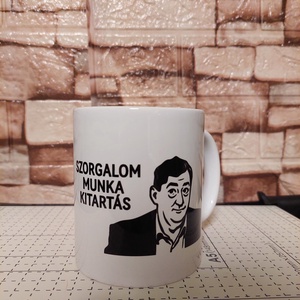 „Szorgalom, Munka, Kitartás” – Vicces Mém Bögre, Otthon & Életmód, Konyhafelszerelés, tálalás, Tálalás, Bögre & Csésze, , „Szorgalom, Munka, Kitartás” – Az Ikonikus Motivációs Bögre

Szeretnéd tudni a siker valódi titkát?..., MESKA