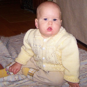 Kötött krém színű baba kardigán és sapi - játék & sport - baba & babaház - játékbaba, babakellék - Meska.hu