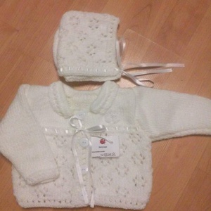 Kötött krém színű baba kardigán és sapi - játék & sport - baba & babaház - játékbaba, babakellék - Meska.hu