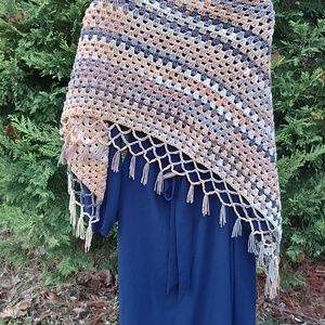 Beige-fehér-szürke nagyméretű horgolt vállkendő , Ruha & Divat, Sál, Sapka, Kendő, Vállkendő, Horgolás, MESKA