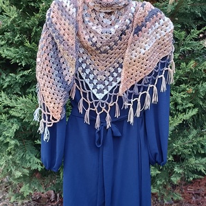 Beige-fehér-szürke nagyméretű horgolt vállkendő  - ruha & divat - sál, sapka, kendő - vállkendő - Meska.hu