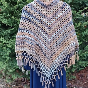 Beige-fehér-szürke nagyméretű horgolt vállkendő  - ruha & divat - sál, sapka, kendő - vállkendő - Meska.hu