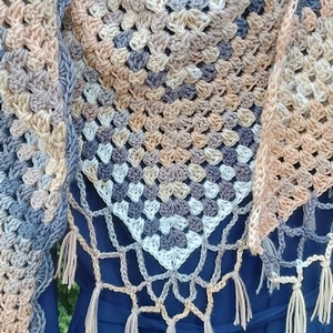 Beige-fehér-szürke nagyméretű horgolt vállkendő  - ruha & divat - sál, sapka, kendő - vállkendő - Meska.hu