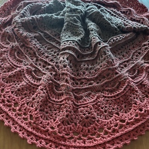 Fordított rozsda: Horgolt csipke mintás félhold kendő - ruha & divat - sál, sapka, kendő - vállkendő - Meska.hu