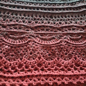 Fordított rozsda: Horgolt csipke mintás félhold kendő - ruha & divat - sál, sapka, kendő - vállkendő - Meska.hu