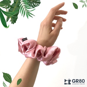 Mályva szett: női maszk + hajgumi, minőségi szatén selyemből. Szűrőbetétes maszk, 12 cm átmérőjű scrunchie - ruha & divat - maszk, arcmaszk - női - Meska.hu