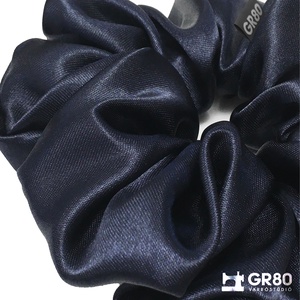 Tengerészkék szatén selyem hajgumi / scrunchie prémium minőségű selyemből. Átmérője kb. 12 cm - ruha & divat - hajdísz & hajcsat - hajgumi - Meska.hu