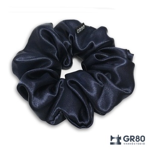 Tengerészkék szatén selyem hajgumi / scrunchie prémium minőségű selyemből. Átmérője kb. 12 cm - ruha & divat - hajdísz & hajcsat - hajgumi - Meska.hu