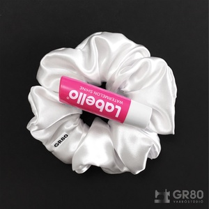 Hófehér selyem hajgumi (scrunchie) prémium minőségű, vastagabb szaténból. Átmérője kb. 12 cm - ruha & divat - hajdísz & hajcsat - hajgumi - Meska.hu
