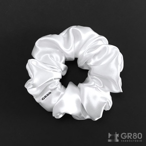 Hófehér selyem hajgumi (scrunchie) prémium minőségű, vastagabb szaténból. Átmérője kb. 12 cm - Meska.hu
