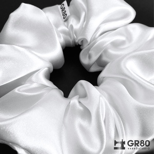 Hófehér selyem hajgumi (scrunchie) prémium minőségű, vastagabb szaténból. Átmérője kb. 12 cm - ruha & divat - hajdísz & hajcsat - hajgumi - Meska.hu