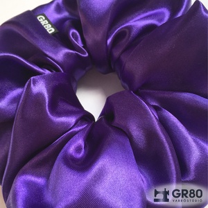 ÓRIÁS, lila szaténselyem hajgumi scrunchie - ruha & divat - hajdísz & hajcsat - hajgumi - Meska.hu