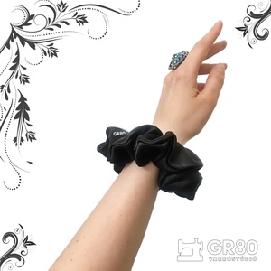 Fekete szett: női maszk + hajgumi, minőségi szaténselyemből. Szűrőbetétes maszk, 12 cm átmérőjű scrunchie - maszk, arcmaszk - női - Meska.hu