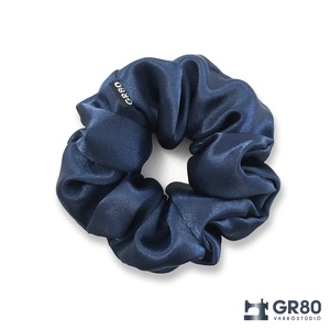 Selyem hajgumi scrunchie, minőségi sötétkék szatén - ruha & divat - hajdísz & hajcsat - hajgumi - Meska.hu