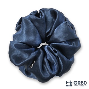 Selyem hajgumi scrunchie, minőségi sötétkék szatén - ruha & divat - hajdísz & hajcsat - hajgumi - Meska.hu