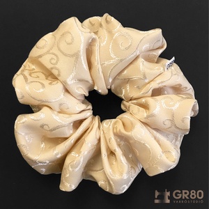 Bézs, ekrü inda mintás hajgumi, elegáns scrunchie - ruha & divat - hajdísz & hajcsat - hajgumi - Meska.hu