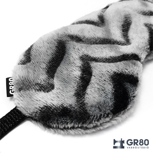 Wellsoft szemmaszk, jacquard sormintás, szürke színű - Szemtakaró a nyugodt alváshoz - szépségápolás - arcápolás - alvómaszk, szemmaszk - Meska.hu