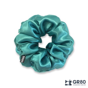 Türkiz szaténselyem hajgumi scrunchie - ruha & divat - hajdísz & hajcsat - hajgumi - Meska.hu