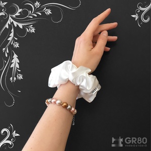 Gyöngyházfehér szaténselyem hajgumi scrunchie - ruha & divat - hajdísz & hajcsat - hajgumi - Meska.hu