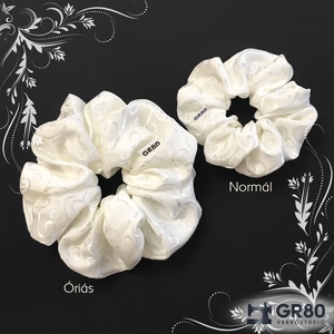 Inda mintás fehér hajgumi (scrunchie) kiváló minőségű PE dekor anyagból. Normál vagy óriás XXL méretben választható - ruha & divat - hajdísz & hajcsat - hajgumi - Meska.hu