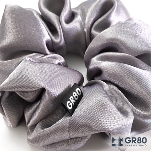 Ezüst selyem hajgumi (scrunchie) kiváló minőségű szaténból. Normál vagy óriás XXL méretben választható - ruha & divat - hajdísz & hajcsat - hajgumi - Meska.hu