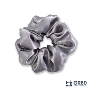 Ezüst selyem hajgumi (scrunchie) kiváló minőségű szaténból. Normál vagy óriás XXL méretben választható - Meska.hu