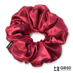 Bordó selyem hajgumi (scrunchie) kiváló minőségű vastagabb szaténból. Normál vagy óriás XXL méretben választható - ruha & divat - hajdísz & hajcsat - hajgumi - Meska.hu