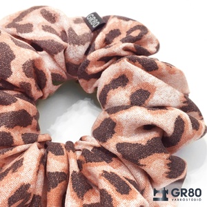 Párduc mintás hajgumi, scrunchie. Puha microfiber - ruha & divat - hajdísz & hajcsat - hajgumi - Meska.hu