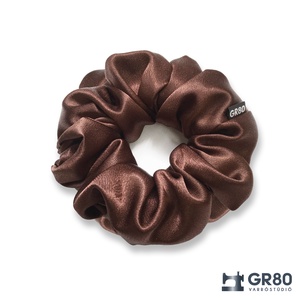 Csokibarna szaténselyem hajgumi scrunchie - ruha & divat - hajdísz & hajcsat - hajgumi - Meska.hu