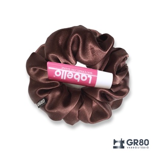 Csokibarna szaténselyem hajgumi scrunchie - ruha & divat - hajdísz & hajcsat - hajgumi - Meska.hu