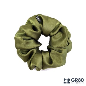 Olívazöld színű szaténselyem hajgumi scrunchie - ruha & divat - hajdísz & hajcsat - hajgumi - Meska.hu