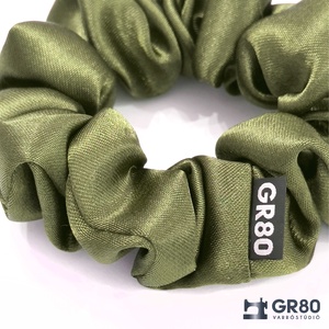 Mini, olívazöld selyem hajgumi scrunchie - ruha & divat - hajdísz & hajcsat - hajgumi - Meska.hu