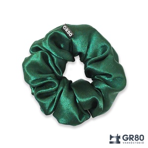 Smaragdzöld selyem hajgumi, szatén scrunchie, Ruha & Divat, Hajdísz & Hajcsat, Hajgumi, Varrás, MESKA
