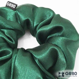 Smaragdzöld selyem hajgumi, szatén scrunchie - ruha & divat - hajdísz & hajcsat - hajgumi - Meska.hu