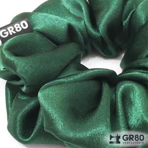 Smaragdzöld selyem hajgumi, szatén scrunchie - ruha & divat - hajdísz & hajcsat - hajgumi - Meska.hu
