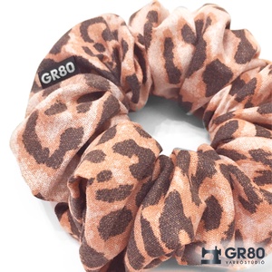 Párduc mintás hajgumi, scrunchie. Puha microfiber - ruha & divat - hajdísz & hajcsat - hajgumi - Meska.hu