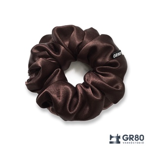 Csokibarna szaténselyem hajgumi scrunchie - Meska.hu