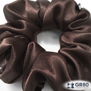 Csokibarna szaténselyem hajgumi scrunchie - ruha & divat - hajdísz & hajcsat - hajgumi - Meska.hu