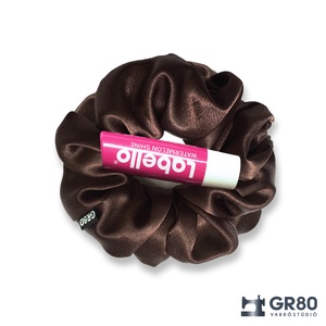 Csokibarna szaténselyem hajgumi scrunchie - ruha & divat - hajdísz & hajcsat - hajgumi - Meska.hu