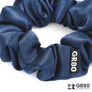 Mini, sötétkék selyem hajgumi scrunchie - ruha & divat - hajdísz & hajcsat - hajgumi - Meska.hu