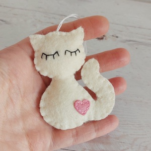 Filc szunyókáló cica� puha, kedves kézműves dekoráció, Karácsony, Karácsonyi lakásdekoráció, Karácsonyi lakásdíszek, Varrás, MESKA