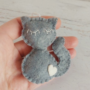 Filc szunyókáló cica� puha, kedves kézműves dekoráció - karácsony - karácsonyi lakásdekoráció - karácsonyi lakásdíszek - Meska.hu