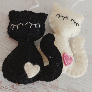 Filc szunyókáló cica� puha, kedves kézműves dekoráció - karácsony - karácsonyi lakásdekoráció - karácsonyi lakásdíszek - Meska.hu