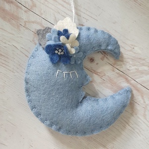 Világoskék gyapjúfilc hold dísz � kézzel varrt, kék-fehér virágokkal - Meska.hu