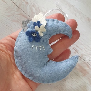 Világoskék gyapjúfilc hold dísz � kézzel varrt, kék-fehér virágokkal - karácsony - karácsonyi lakásdekoráció - karácsonyi lakásdíszek - Meska.hu