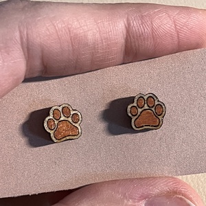 Mancs - fából készült bedugós fülbevaló - ékszer - fülbevaló - pötty fülbevaló - Meska.hu