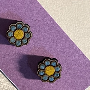 Virág - fából készült bedugós fülbevaló - ékszer - fülbevaló - pötty fülbevaló - Meska.hu