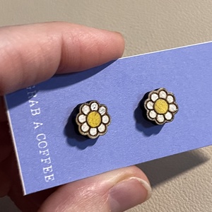 Virág - fából készült bedugós fülbevaló - ékszer - fülbevaló - pötty fülbevaló - Meska.hu