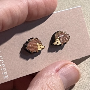 Apró fa bedugós süni fülbevaló � természetes, kedves kiegészítő, Ékszer, Fülbevaló, Pötty fülbevaló, Famegmunkálás, MESKA