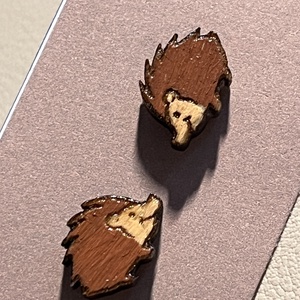 Apró fa bedugós süni fülbevaló � természetes, kedves kiegészítő - ékszer - fülbevaló - pötty fülbevaló - Meska.hu